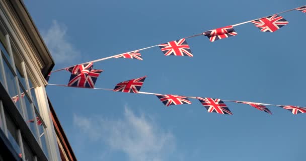 Video Clip Union Jack Banderas Contra Cielo Azul Inglaterra Gran — Vídeos de Stock