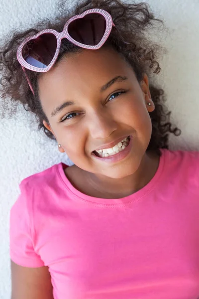 Gelukkig Glimlachend Gemengd Ras Biracial Afro Amerikaans Vrouwelijk Meisje Kind — Stockfoto