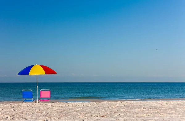 Sedie Sdraio Rosa Blu Una Spiaggia Vuota Sotto Ombrellone Colorato — Foto Stock