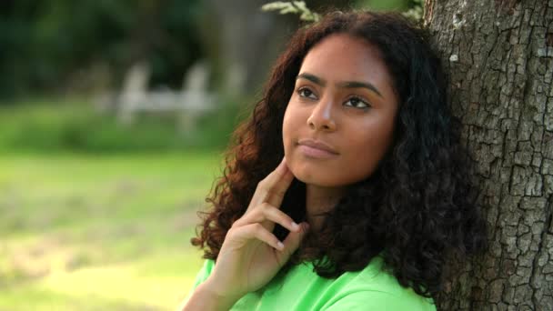Schöne Gemischte Rasse Afroamerikanerin Birassige Teenager Junge Frau Außerhalb Denken — Stockvideo