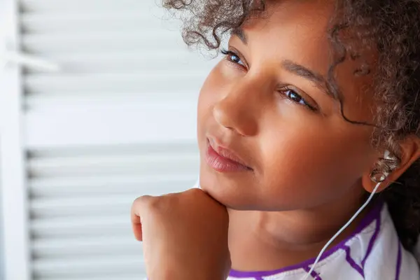 Mixte Race Biracial Afro Américaine Fille Écouter Musique Sur Écouteurs — Photo