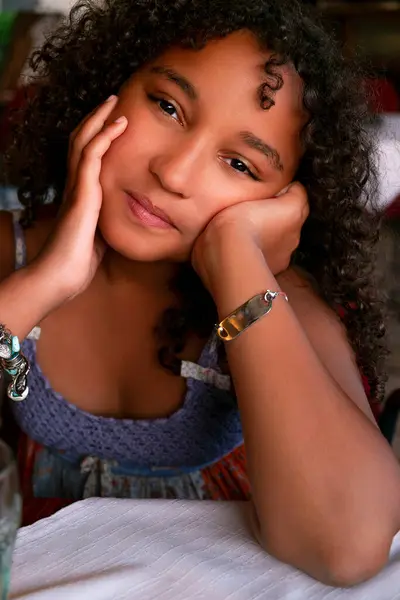 Belle Race Mixte Mignon Afro Américain Fille Biraciale Enfant Intérieur — Photo