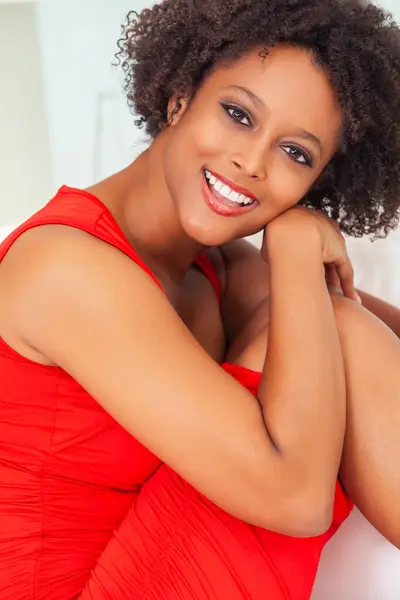 Güzel Melez Afrikalı Amerikalı Kız Kırmızı Elbiseli Genç Kadın Mutlu Stok Resim