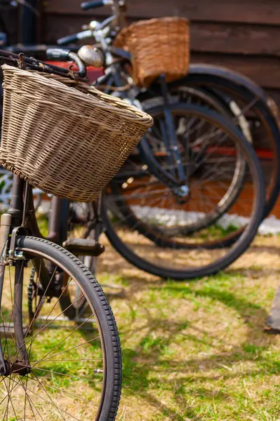 Oldtimer Fahrräder Oder Fahrräder Mit Weidenkörben Und Glocken — Stockfoto