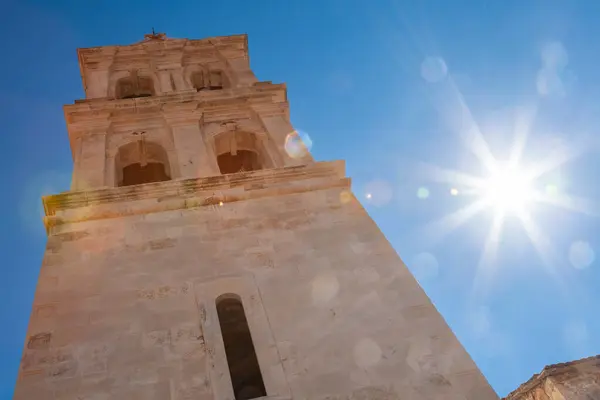 Słońce Błękitnym Niebie Wieżą Kościoła Stefana Stari Grad Wyspa Hvar Obrazy Stockowe bez tantiem
