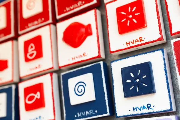 2013年8月17日 克罗地亚Hvar岛 旅游胜地纪念品冰箱磁铁 在欧洲Hvar销售 免版税图库照片