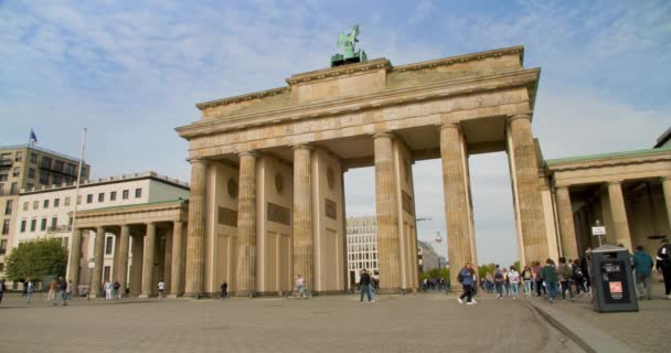 Puerta Brandenburgo Berlín Alemania Mayo 2023 Personas Turistas Bicicleta Visitando — Vídeos de Stock
