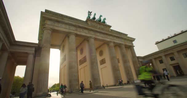 Das Brandenburg Gate Pariser Platz Berlin Deutschland Mai 2023 Menschen — Stockvideo