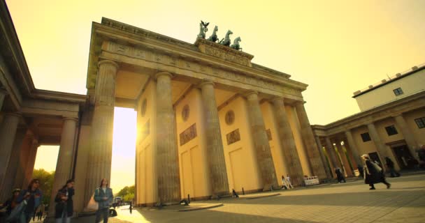 ブランデンブルク門 ベルリン ドイツ4 5月2023 自転車での観光客太陽がパリジャー プラッツ ベルリン ドイツに沈む夕日のブランデンブルク門 — ストック動画