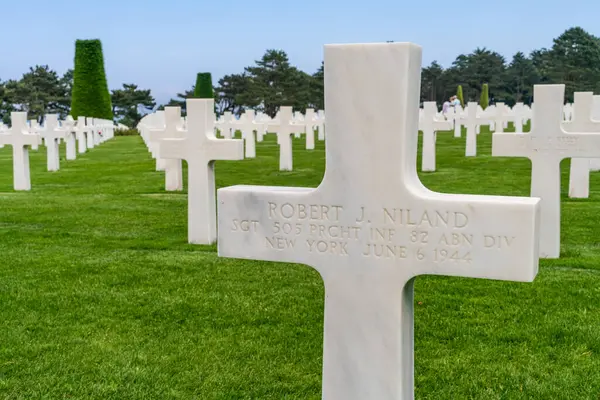Normandy Francja Czerwca 2017 Rzędy Białych Krzyży Oznaczających Groby Cmentarzu — Zdjęcie stockowe