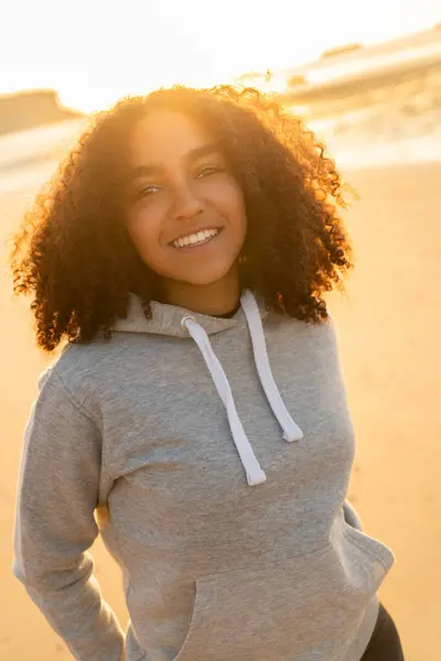 Karışık Irk Afrikalı Amerikalı Kız Genç Kız Plajda Gülümseyen Genç Telifsiz Stok Imajlar