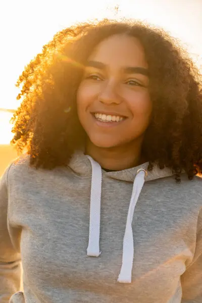 Outdoor Porträt Der Schönen Glücklich Gemischte Rasse Afroamerikanerin Teenager Weiblich Stockbild