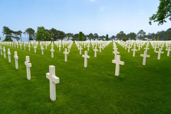 诺曼底 诺曼底 2017年6月1日 在第二次世界大战美国墓地 诺曼底 科勒维耶 奥马哈D日海滩 诺曼底 欧洲的一排白色十字架 免版税图库照片