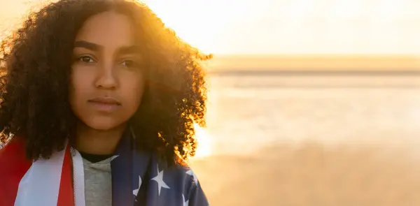 Mezcla Raza Biracial Chica Afroamericana Adolescente Mujer Joven Una Playa Imagen de archivo