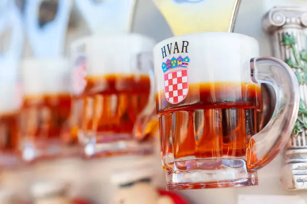 旅游胜地纪念品啤酒玻璃瓶开瓶器冰箱磁铁 以克罗地亚国旗为特色 在克罗地亚的Hvar 欧洲销售 图库图片