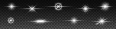 Yıldızlar ve patlamalar izole edildi. Sihirli kıvılcımları olan parlak beyaz patlamalar ve yakıcı güneş için yıldız ışığı ve geometrik vektör bulanıklığı olan aydınlatmalar.