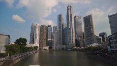 Singapur Nehri rıhtımında turist taşıyan bir serseri teknesi.