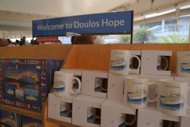 27 Temmuz 2924 Singapur. Doulos Hope, Singapur 'daki yüzen kütüphane, liman önü.