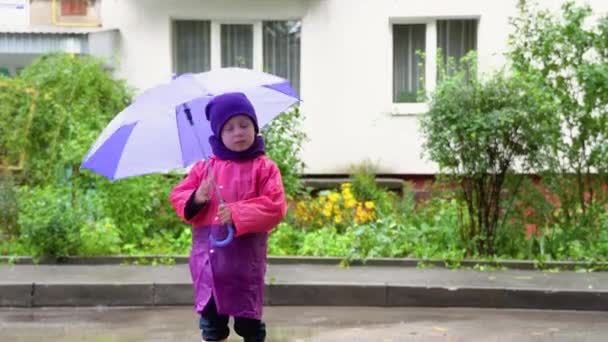 Niño Jugando Bajo Lluvia Otoño Niño Con Paraguas Niño Corriendo — Vídeo de stock