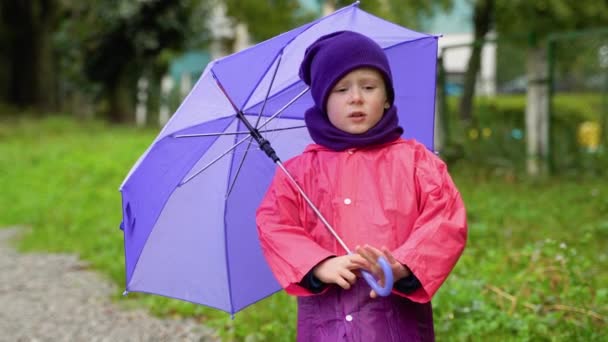 Barn Med Paraply Går Regnet Liten Pojke Med Paraply Utomhus — Stockvideo