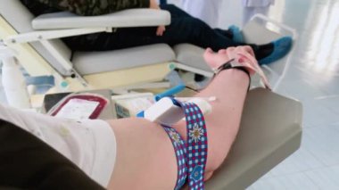 Kan bağışlayan bir adamın elini. Erkek donör kan bir mobil kan bağışı Merkezi verir. Kan örnekleri.