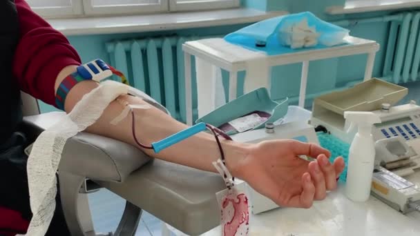 把一个在医院里献血的商人的右臂合拢起来 保健和慈善 世界献血日 6月14日的概念图像背景 — 图库视频影像