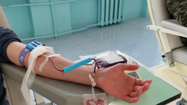 Донор Крови Донорстве Переливание Закрыть Правую Руку Бизнесмену Получающему Кровь — стоковое видео