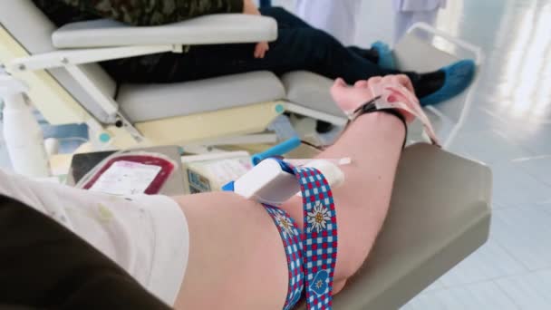 Hand Van Een Man Die Bloed Doneert Mannelijke Donor Geeft — Stockvideo