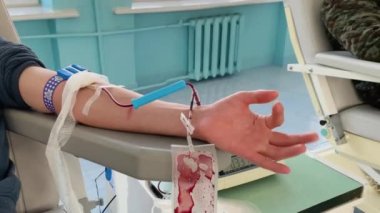 Kan bağışlayan bir adamın elini. Erkek donör kan bir mobil kan bağışı Merkezi verir. Kan örneği. Hemşire ile koruyucu eldiven eller.