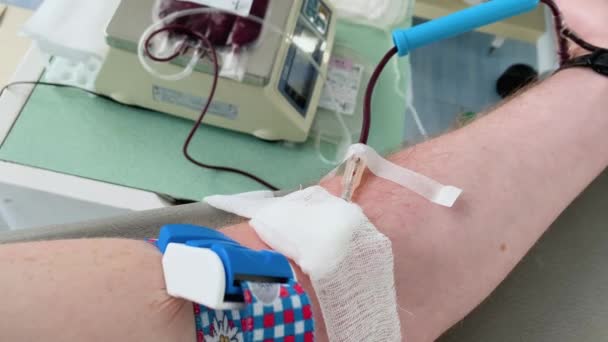 捐血的人的手 男性捐献者在流动献血中心献血 血液样本 — 图库视频影像