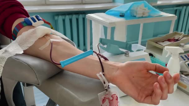 Młody Człowiek Oddający Krew Szpitalu Skupia Się Dłoni — Wideo stockowe