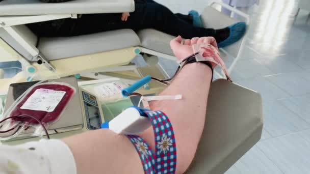 Молодий Чоловік Робить Донорство Крові Лікарні Фокус Руці — стокове відео