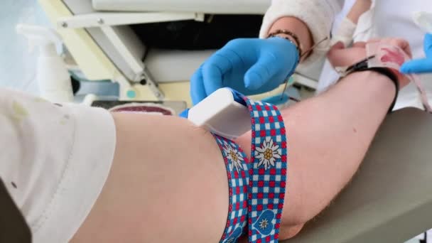 Egy Ember Keze Aki Vért Férfi Donor Vért Egy Mobil — Stock videók