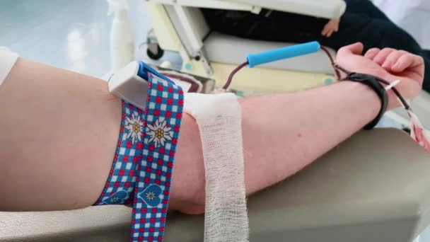 Молодой Человек Делает Донорство Крови Больнице Сосредоточиться Руку — стоковое видео