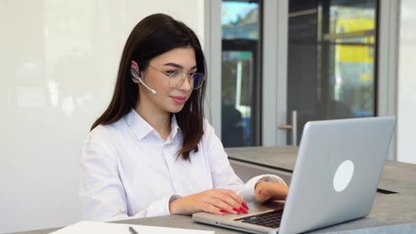 Operadora Atención Cliente Femenina Con Auriculares Utiliza Una Computadora Portátil — Vídeos de Stock