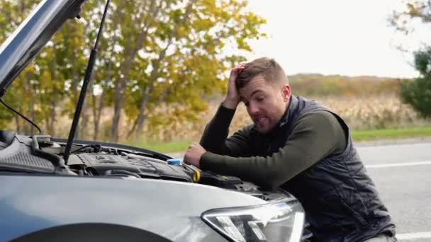 Jonge Gestresste Man Met Problemen Met Zijn Kapotte Auto Kijken — Stockvideo