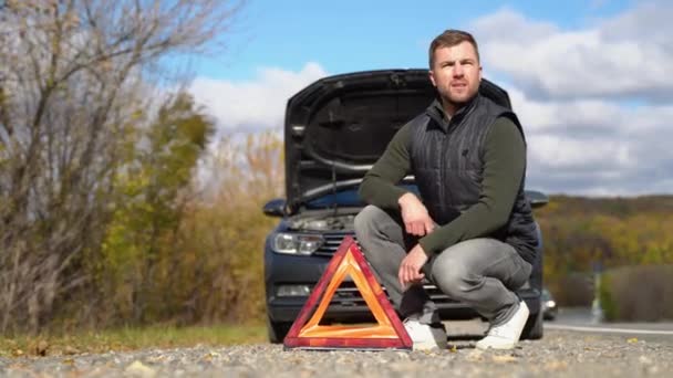 Uomo Frustrato Strada Con Auto Rotta Triangolo Avvertimento Laterale Avvertimento — Video Stock