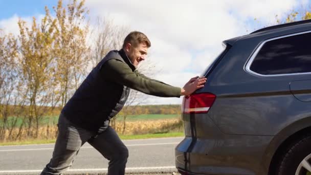 Mężczyzna Popychając Samochód Dół Drogi — Wideo stockowe