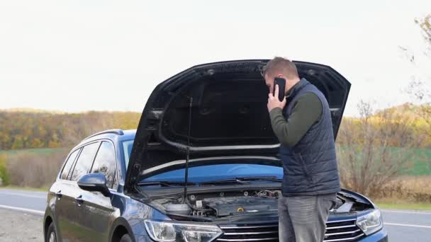 Homem Triste Que Está Falando Telefone Perto Carro Quebrado Abriu — Vídeo de Stock