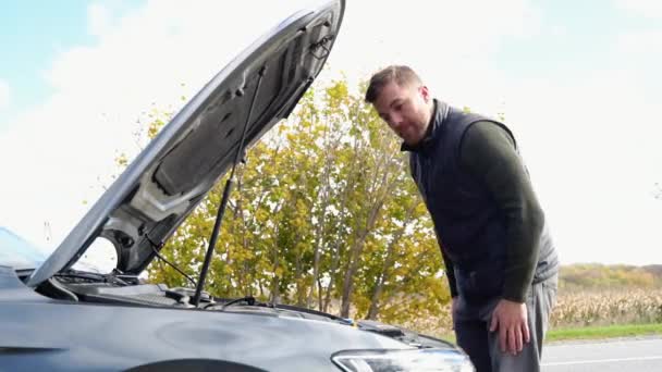 Homem Frustrado Reparar Acidente Carro Triste Homem Desapontado Carro Quebrado — Vídeo de Stock