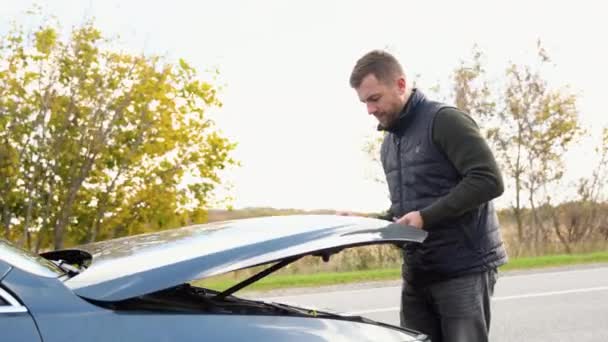 Hüsrana Uğramış Bir Adam Kaza Arabasını Tamir Ediyor Arızalı Bir — Stok video