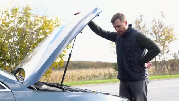Jonge Gestresste Man Met Problemen Met Zijn Kapotte Auto Kijken — Stockvideo