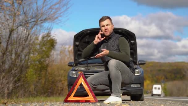 Auto Mit Problemen Und Rotem Dreieck Zur Warnung Anderer Verkehrsteilnehmer — Stockvideo