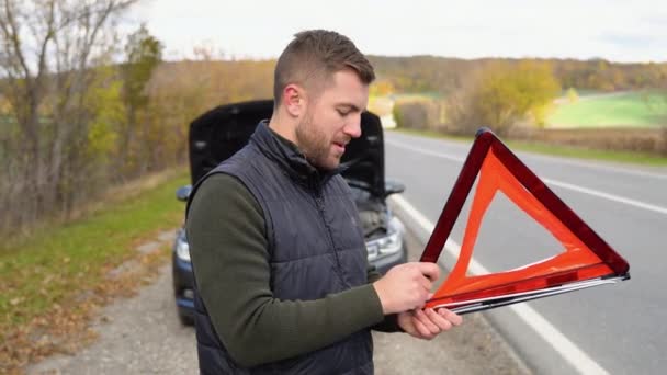 Jovem Preparando Triângulo Vermelho Para Avisar Outros Usuários Estrada Avaria — Vídeo de Stock