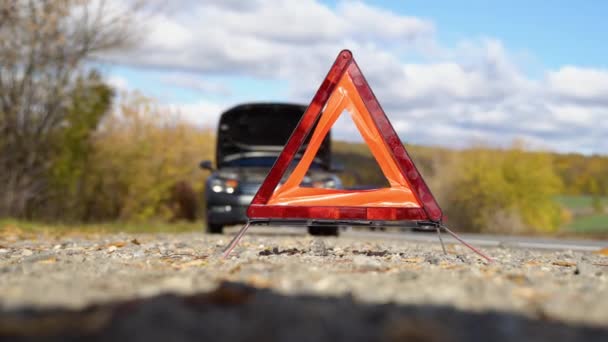 有问题的车辆和红色三角形警告其他道路使用者 — 图库视频影像