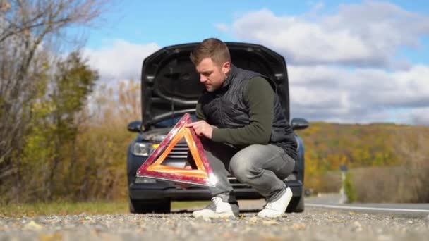 Молодой Человек Готовит Красный Треугольник Предупредить Других Пользователей Дорог Поломка — стоковое видео