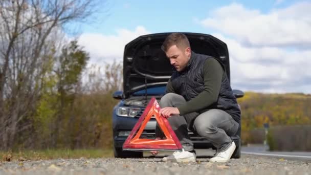 Молодой Человек Готовит Красный Треугольник Предупредить Других Пользователей Дорог Поломка — стоковое видео