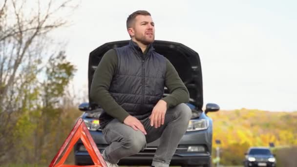 Bozuk Arabasıyla Yolda Hayal Kırıklığına Uğramış Bir Adam Yan Uyarı — Stok video