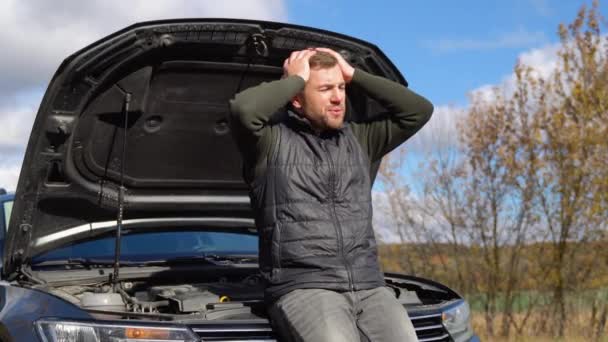 Homme Frustré Sur Route Avec Voiture Cassée — Video