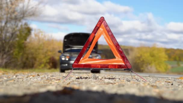 Carro Com Problemas Triângulo Vermelho Para Avisar Outros Usuários Estrada — Vídeo de Stock